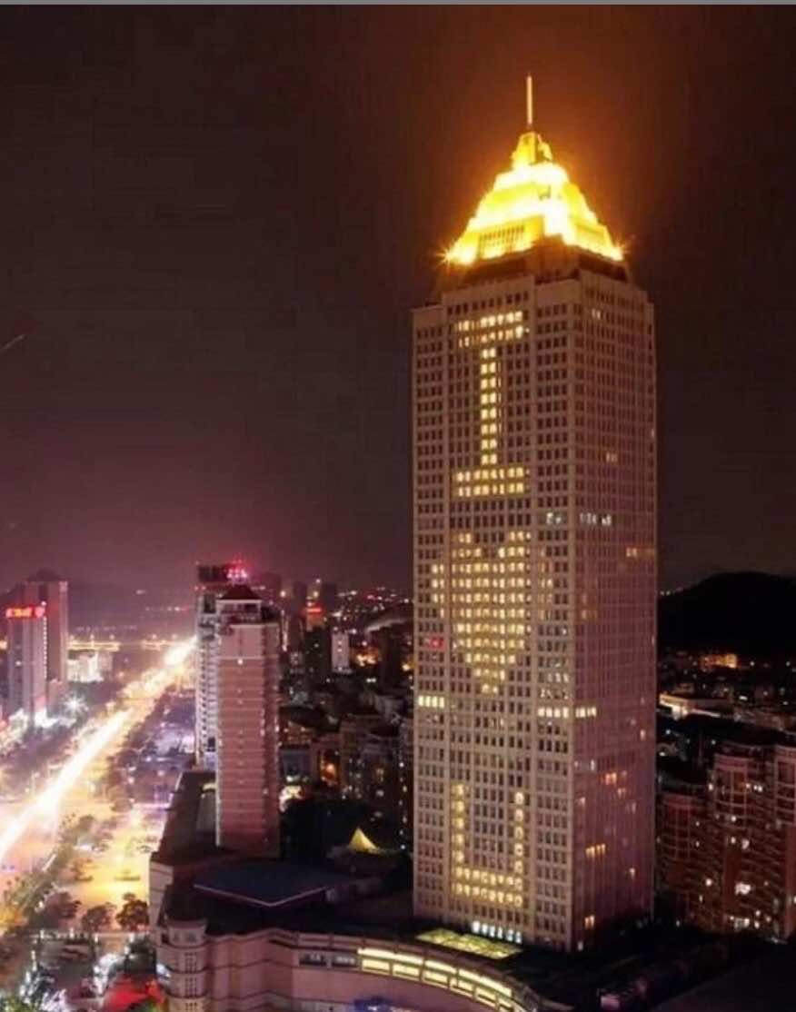 "عجوز" يستأجر ناطحة سحاب ليفاجئ زوجته في عيد الحب!