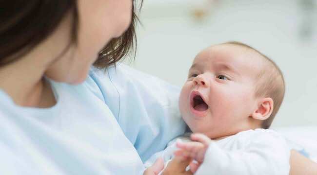 طرد امرأة من مقهى لإرضاعها ابنتها!