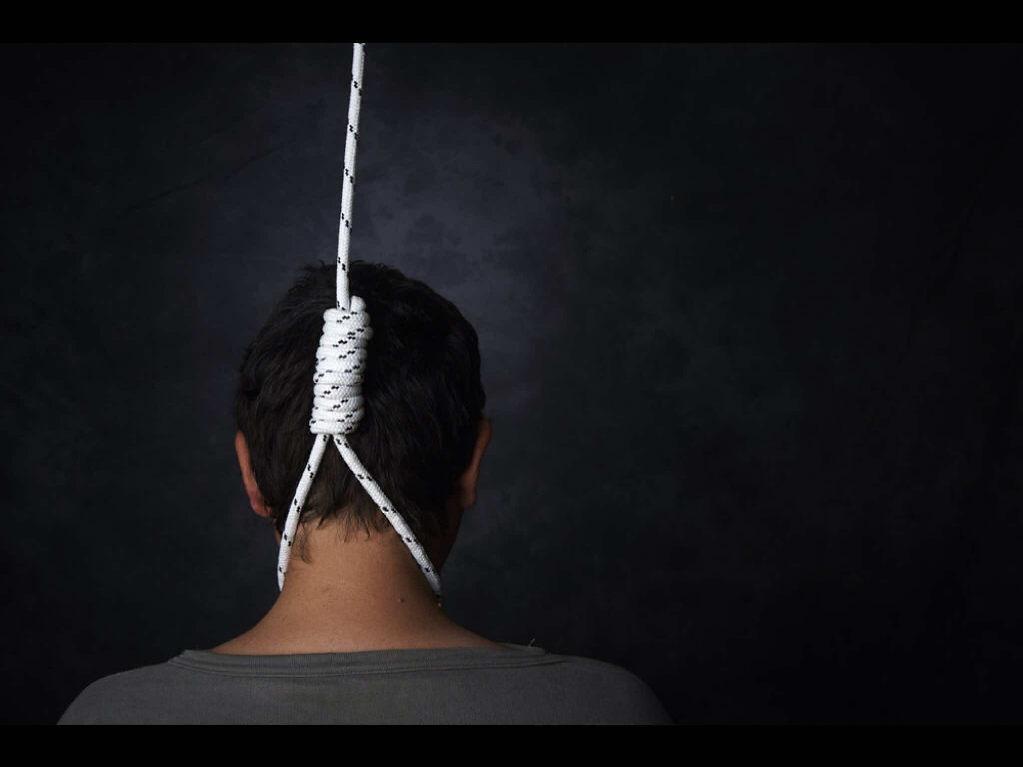 مروج للمخدرات ينتحر شنقا وسط منزله بعد اعتقال والدته