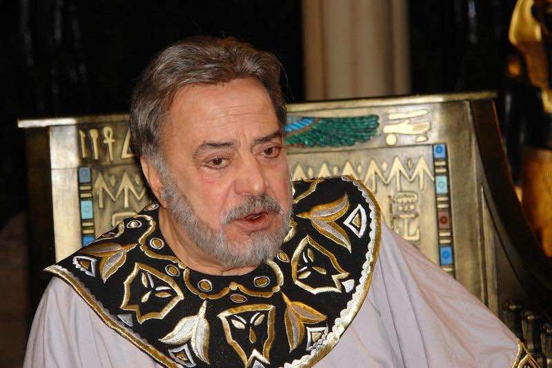 بالصورة: المرض يغير ملامح الفنان يوسف شعبان في ظهوره الأول بعد أزمته الأخيرة