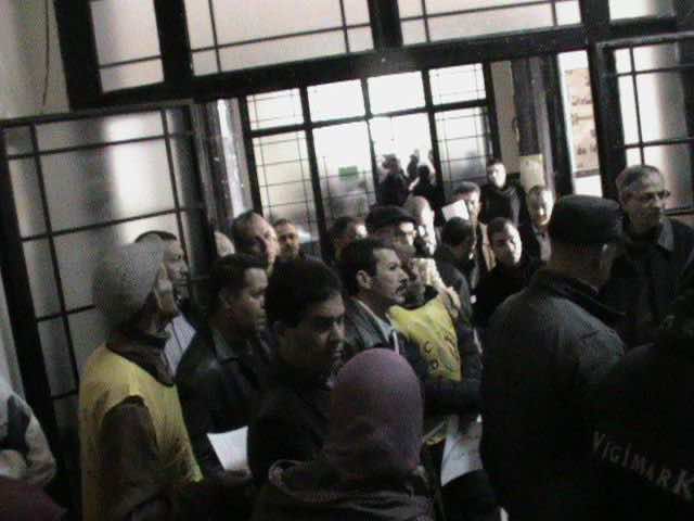 موظفو بلدية وجدة يحتجون ويهددون بتوقيف العمل بسبب الرواتب