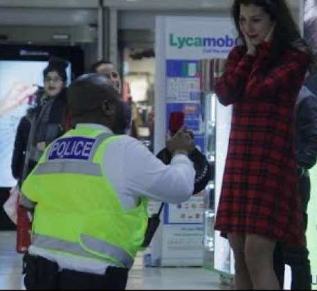 شرطي يعتقل حبيبته بعد رفضها الزواج منه -فيديو