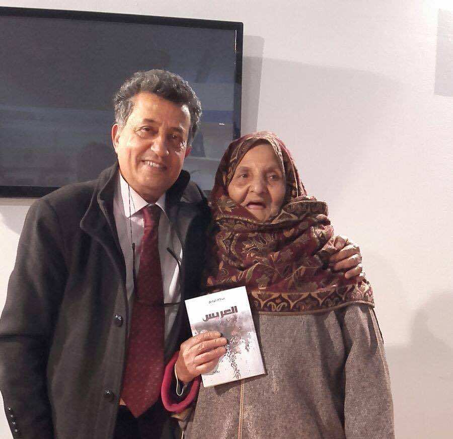 "مي فاطنة"..العجوز التي خطفت الأنظار في معرض الكتاب