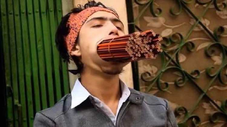 صبي يدخل 138 قلم رصاص و32 شمعة محترقة في فمه -فيديو