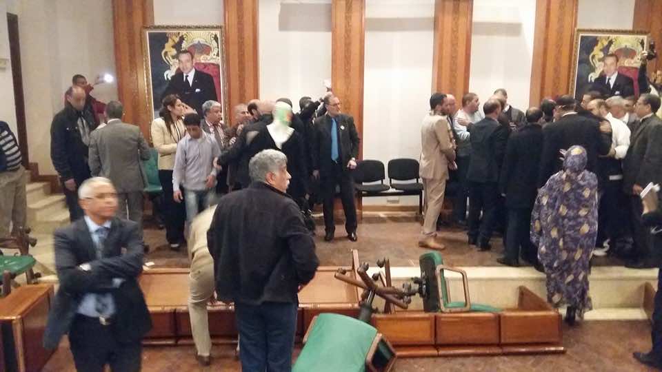 مجلس الرباط يتحول لحلبة مصارعة..اشتباكات بالأيدي وتكسير للكراسي!-فيديو