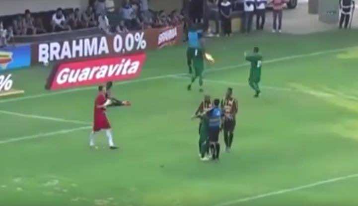 لاعب يعانق الحكم بعد منح فريقه ضربة جزاء خيالية – فيديو
