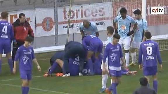 مشجع ينقذ لاعبا من الموت في الدوري الاسباني – فيديو