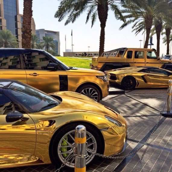 أمير سعودي يُدهش لندن بأسطول سياراته المذهبة (صور وفيديو)