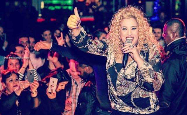 نجاة اعتابو تحيي حفلا بباريس وتظهر بلوك "شاكيرا" !!