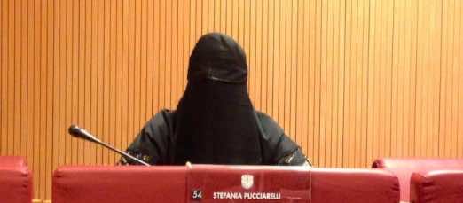 سياسية إيطالية تحتفل بيوم المرأة مرتدية نقاب