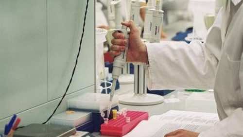 تحليل ADN يثبت نسبة 1300 طفل غير شرعي إلى ساعي بريد