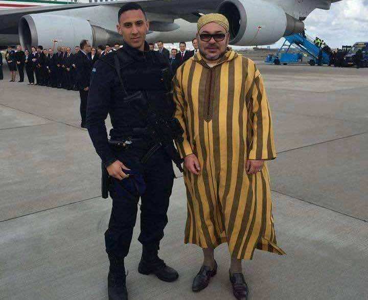 الشرطي المسلح الذي التقط صورة مع الملك يروي حكايته لـ"اليوم 24"