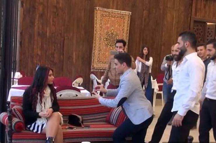 رفضت عرضه للزواج أمام الجميع.. فتبدلت العروس!- فيديو