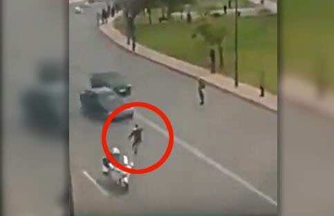 مواطن يخاطر بنفسه ويرتمي فوق سيارة الملك! - فيديو