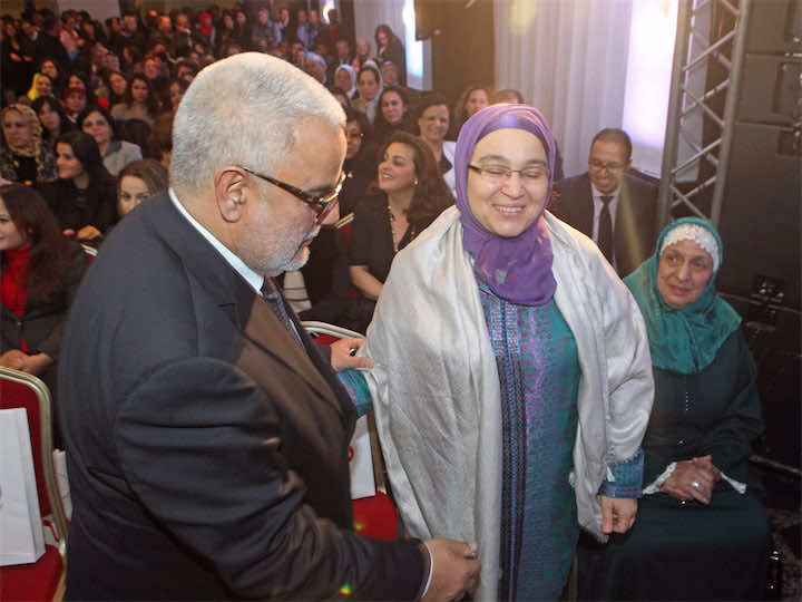 الاحتجاجات تغيب ابن كيران عن حفل جائزة التميز وزوجته تحضر بدلا عنه