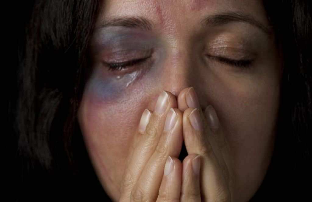 خديجة.. قصة زوجة تعرضت للضرب وتكسير أنفها وهي حامل!