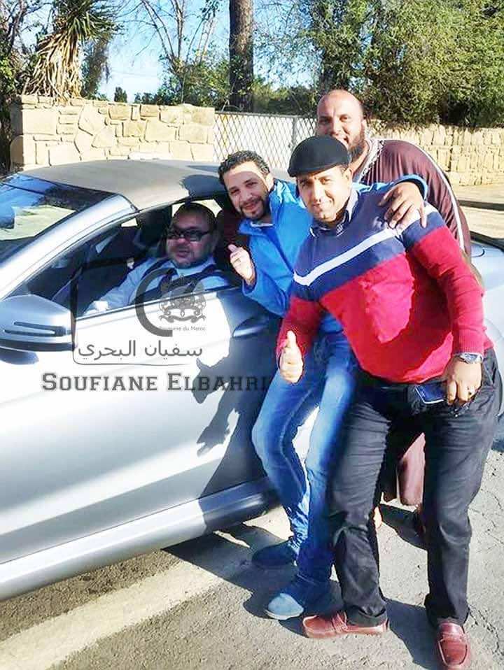 شباب ينجحون في التقاط صورة مع الملك قبيل استقباله للولاة والعمال