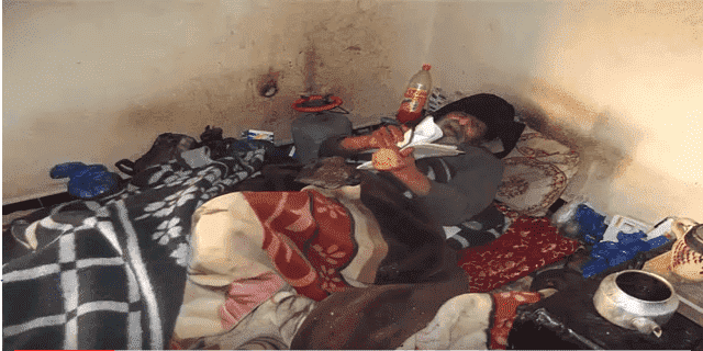مأساة..العثور على رجل تعليم متقاعد في حالة كارثية "فيديو"