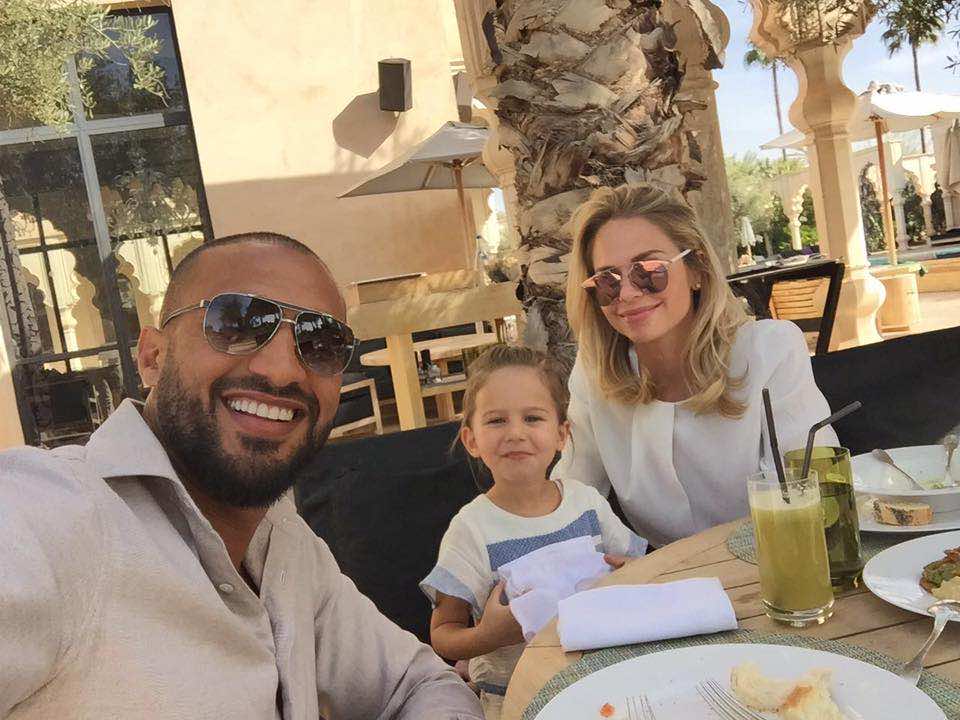 بدرهاري ينفي شائعة "حجاب" زوجته