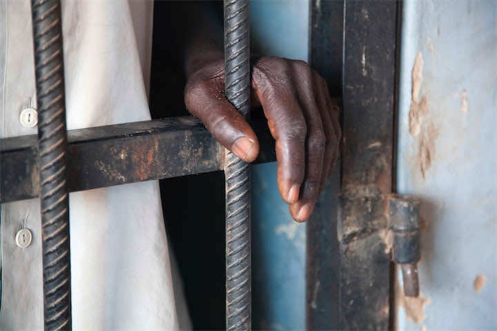 "ذئب بشري" جديد يحتجز قاصرا ويعرضه لشتى أنواع التعذيب قبل اغتصابه