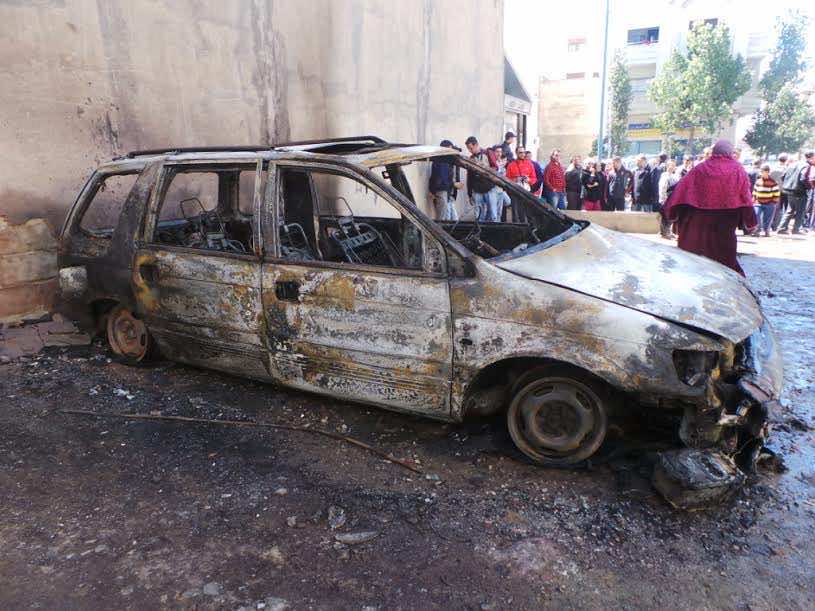 النيران تلتهم سيارتين في البيضاء وهلع في صفوف المواطنين- صور