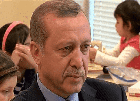 أردوغان يبكي أثناء إلقاء طالبة لقصيدة عن الرسول-فيديو