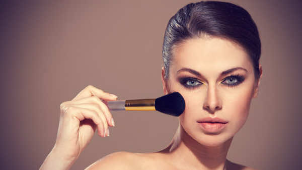 نصف المغربيات يقضين 10 دقائق لوضع مساحيق التجميل
