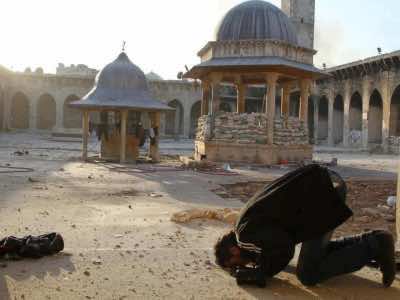 بعد مئات السنين..لا صلاة جمعة في مدينة حلب بسبب طائرات الأسد
