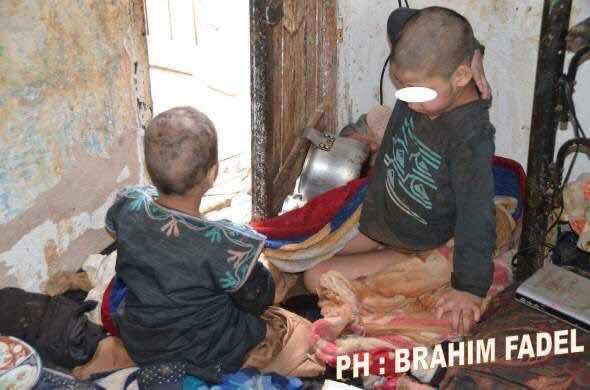 صادم..طفلان يقتاتان على فضلاتهما بعد أن تخلت عنهما الأم ضواحي اكادير