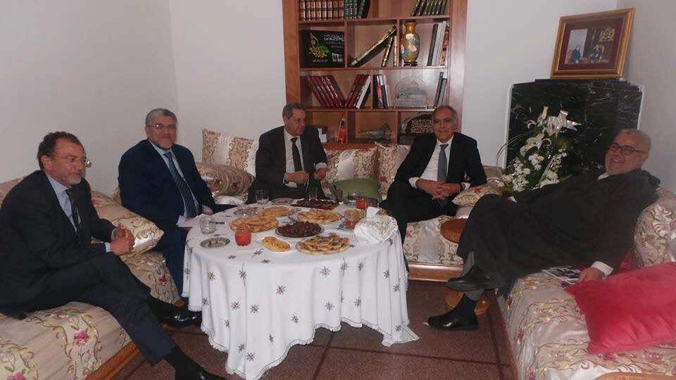 الورود تؤثث أول لقاء بين بنكيران ومزوار بعد الأزمة