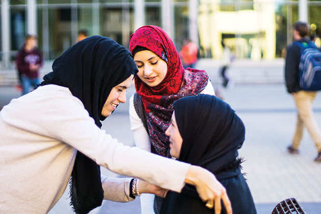 "حجابك الغبي يسد أذنيك".. عنصرية دوت بأعرق جامعات لبنان!