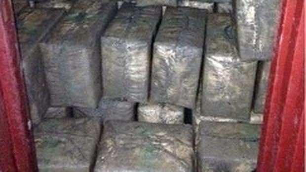 مطاردة سيارة تسفر عن اعتقال شخصين وحجز 40 كلغرام من الحشيش