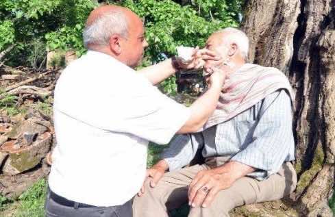 أقدم كرسي حلاقة في العالم ..جزع شجرة في تركيا وعمره 150عاما