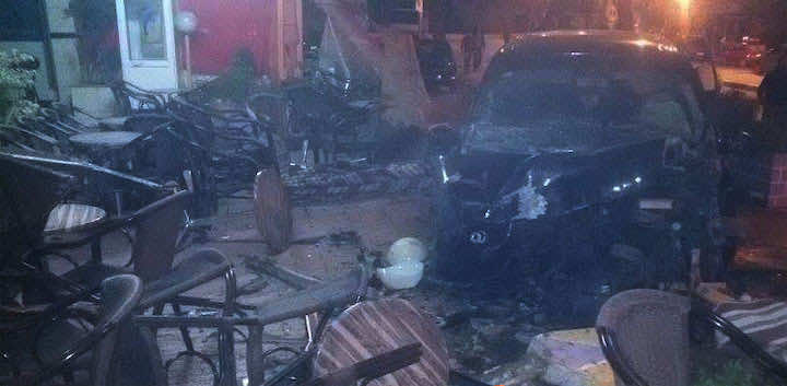 سيارة "تقتحم" مقهى سياحيا وسط أكادير!- صورة