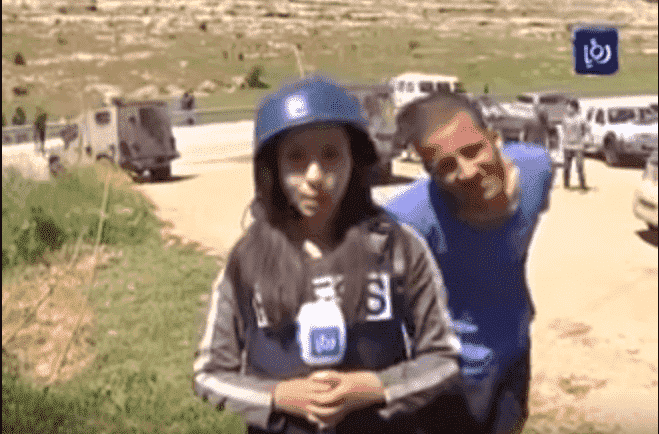 مذيعة فلسطينية تُلقن مستوطن درساً على الهواء -فيديو