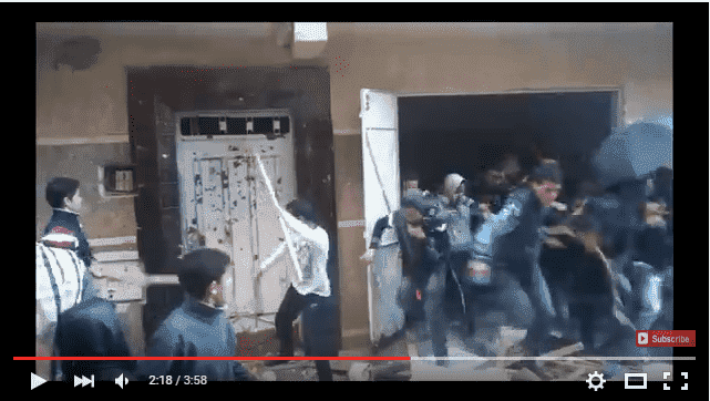 خطير..مواطنون يطبقون "قضاء الشارع" بمهاجمة بيت"شوافة" بسلا-فيديو