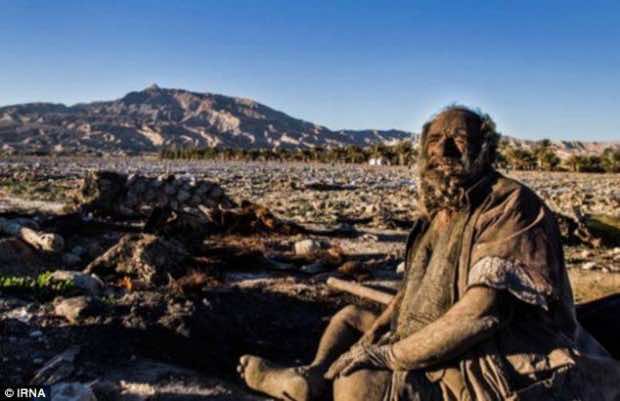 "أوسخ" رجل في العالم..لم يستحم منذ 60 سنة ويدخن روث الحيوانات-صور