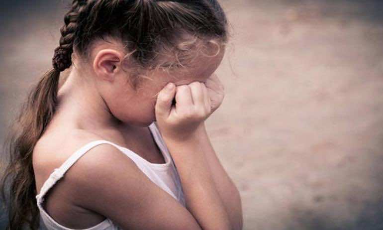 مُتدرب يغتصب طفلة داخل مرحاض المؤسسة ومُربيتها تتستر عليه!
