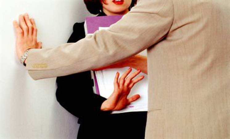 توقيف أستاذ مُشتبه في تحرشه جنسيا بتلميذات ومحاولته اغتصابهن!