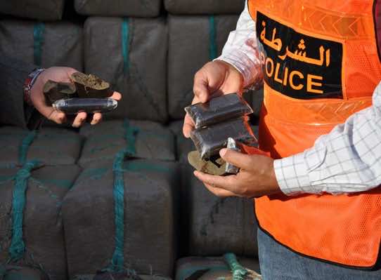 اعتقال 3 أشخاص وحجز نحو 130 كيلوغراما من الحشيش موجهة نحو أوربا