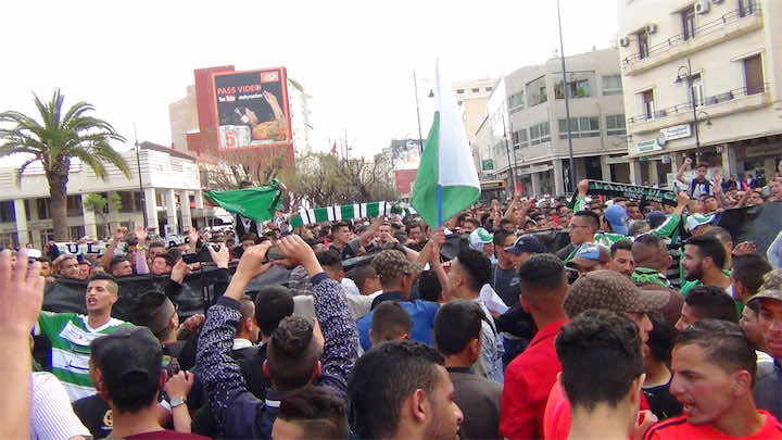 عاجل..جماهير المولودية ترفع شعار "الشعب يريد إسقاط الحكرة"