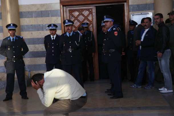 زوجة تمزق ملابس زوجها أمام المحكمة في مكناس!