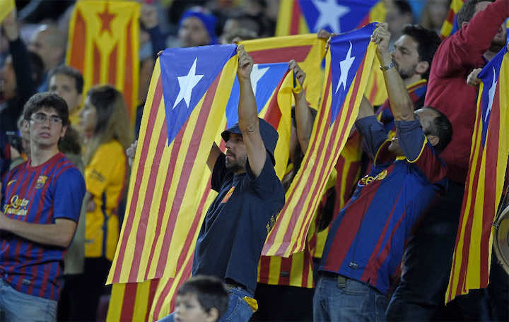 برشلونة "ينتقد" قرار الحكومة الاسبانية بعد منع " الأعلام الكتالونية"
