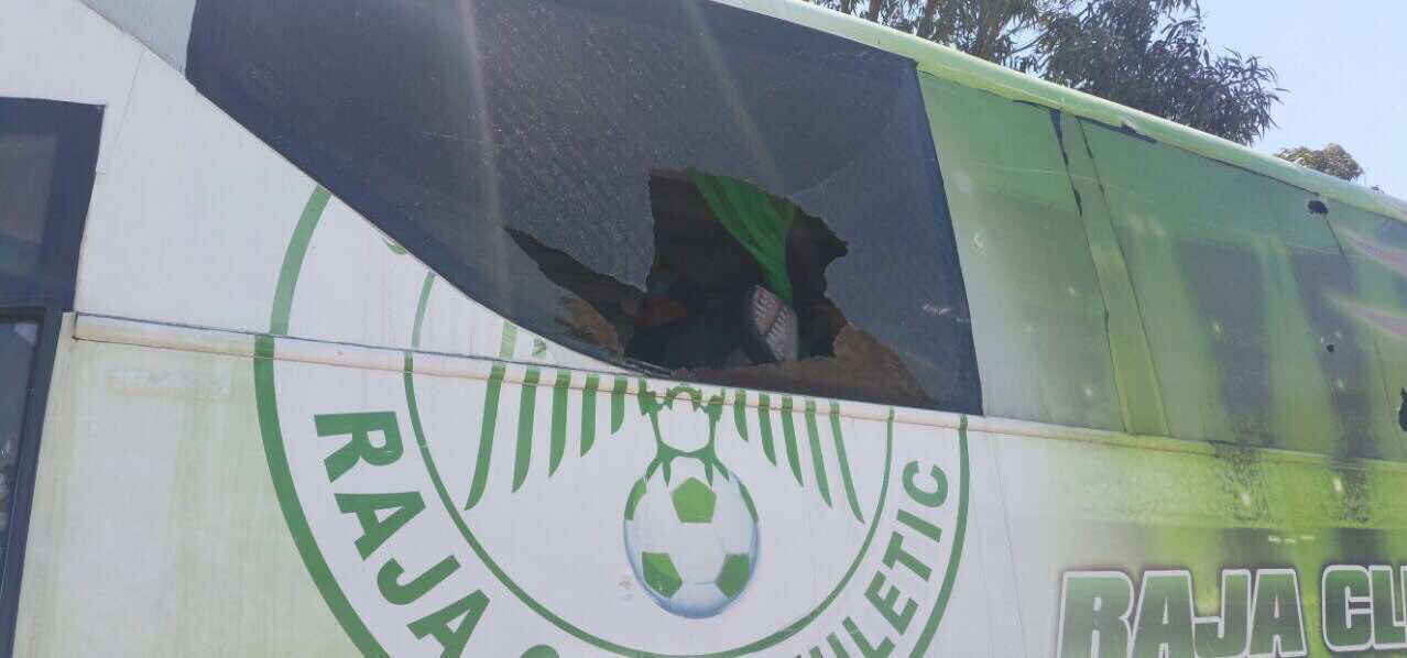 خطير..اعتداءات على لاعبي الرجاء وأصابع الاتهام تتجه لجماهير الوداد