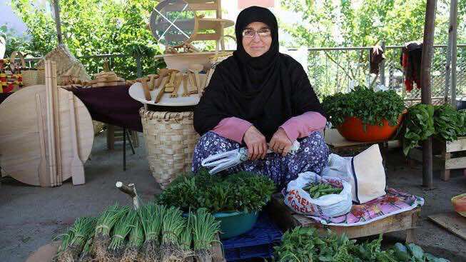 بائعة خضار تفاجأ بتعيين شقيقها وزيراً في الحكومة