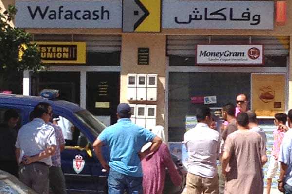 شخص بزي نسائي يهاجم وكالة لتحويل الأموال في طنجة