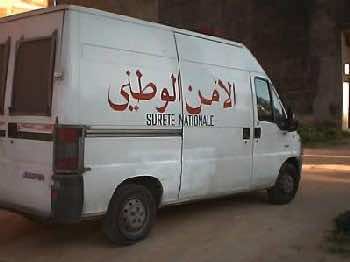 توقيف شابين هاجما سيارة الشرطة بالحجارة