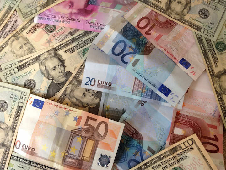 تفكيك عصابة متخصصة في تزوير أوراق الأورو والدولار