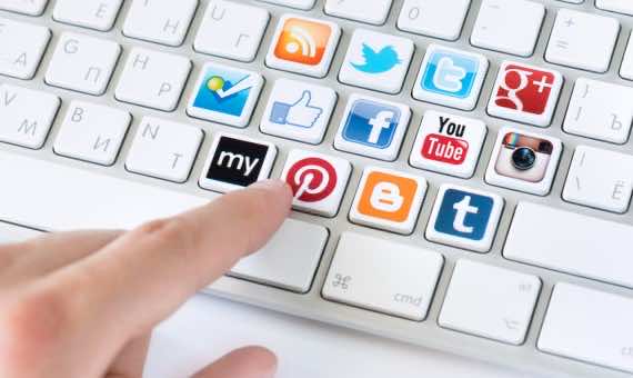 وسائل التواصل الاجتماعي تدفع الأمهات إلى الإنفاق ببذخ