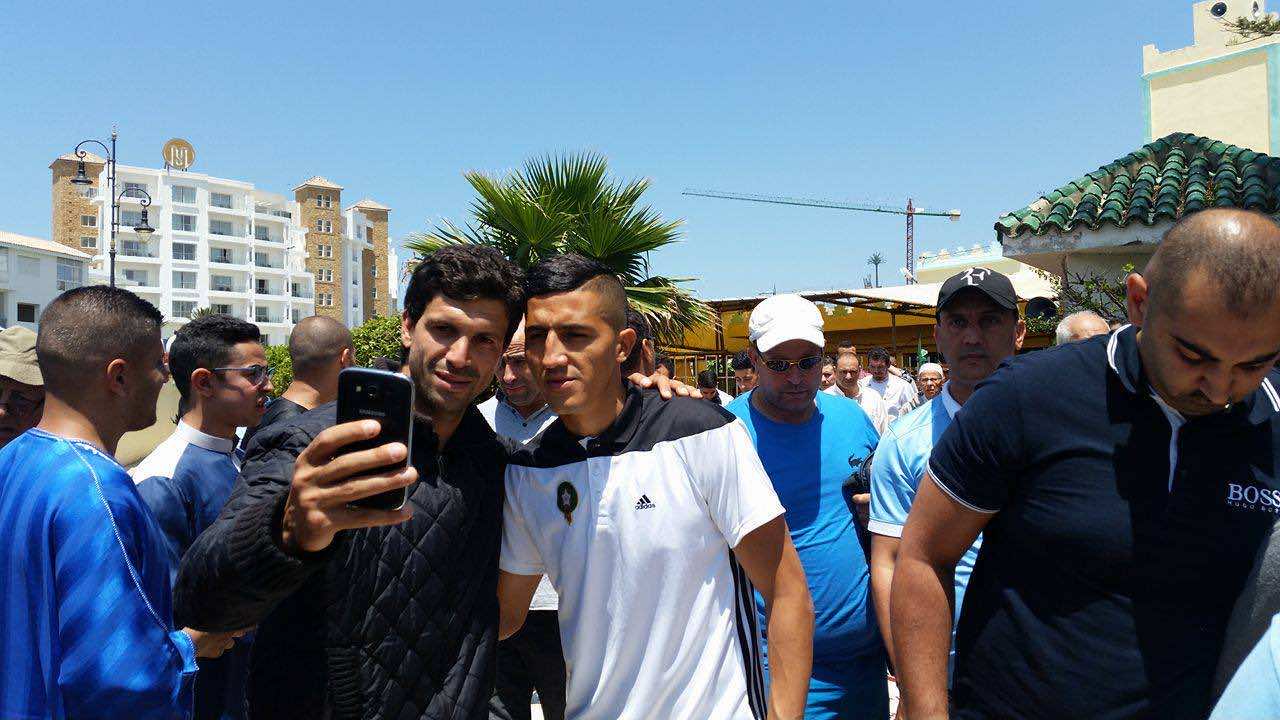بالصور:لاعبو المنتخب  بأحد مساجد طنجة قبل مباراة الكونغو